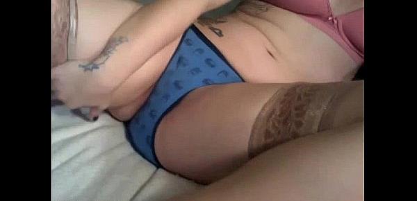  Sexy Tattooed Babe Works Her Slit on Webcam -tinycam.org